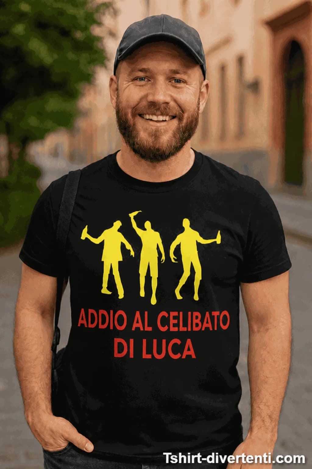 Uomo con maglietta nera, tre sagome gialle di amici con bottiglie e scritta rossa “Addio al celibato di Luca”