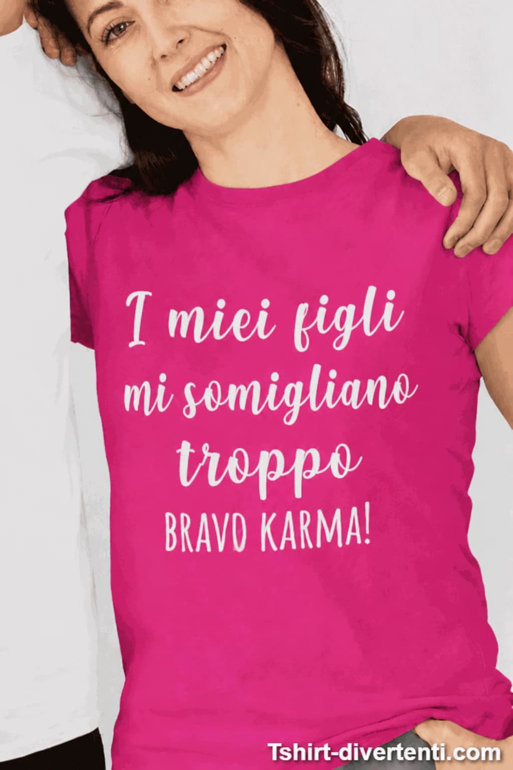 Mamma con maglietta fucsia e scritta “I miei figli mi somigliano troppo. Bravo karma!”, regalo per la Festa della mamma