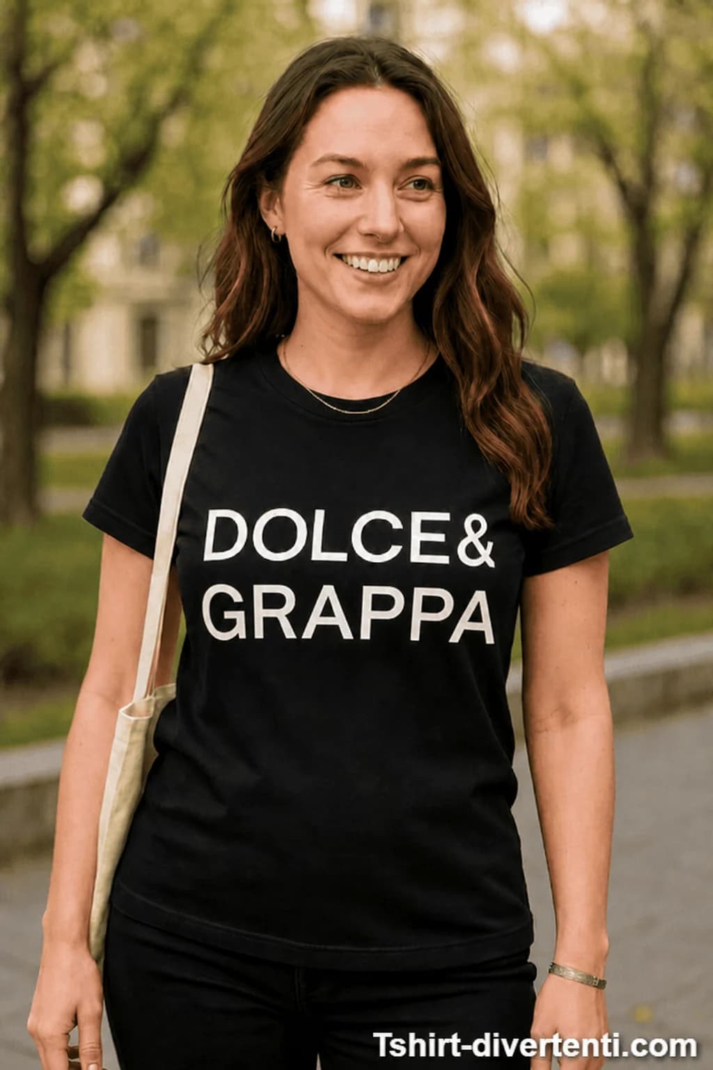 Donna sorridente con maglietta nera e scritta bianca “DOLCE & GRAPPA”, maglietta parodia della moda