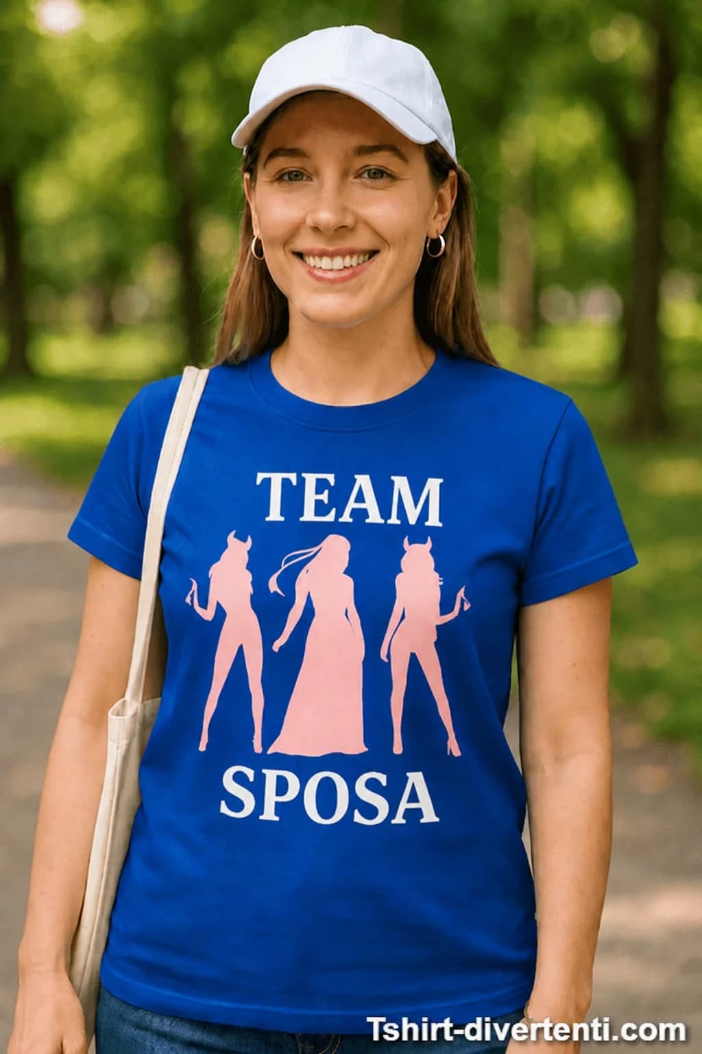 Ragazza con maglietta blu royal, scritta “Team Sposa”, sposa con velo e due diavolette rosa
