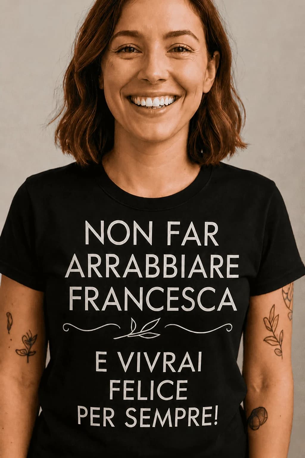 Donna sorridente in maglietta nera con scritta “Non far arrabbiare Francesca e vivrai felice per sempre!”
