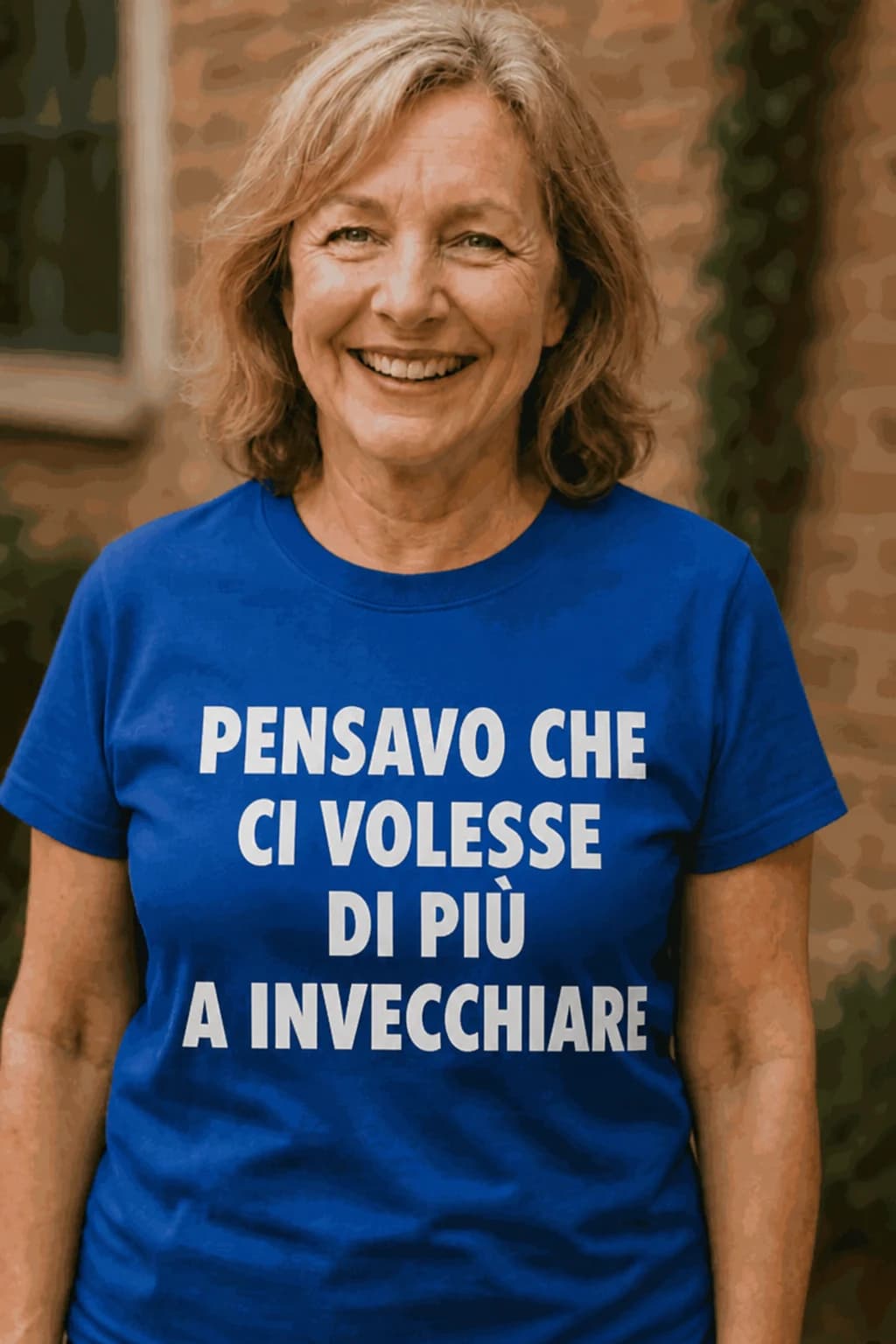 Signora con maglietta blu royal con scritta bianca “Pensavo che ci volesse di più a invecchiare”