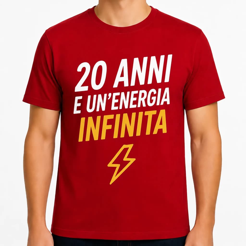 Maglietta rossa con fulmine giallo e scritta “20 anni e un’energia infinita” in bianco e giallo