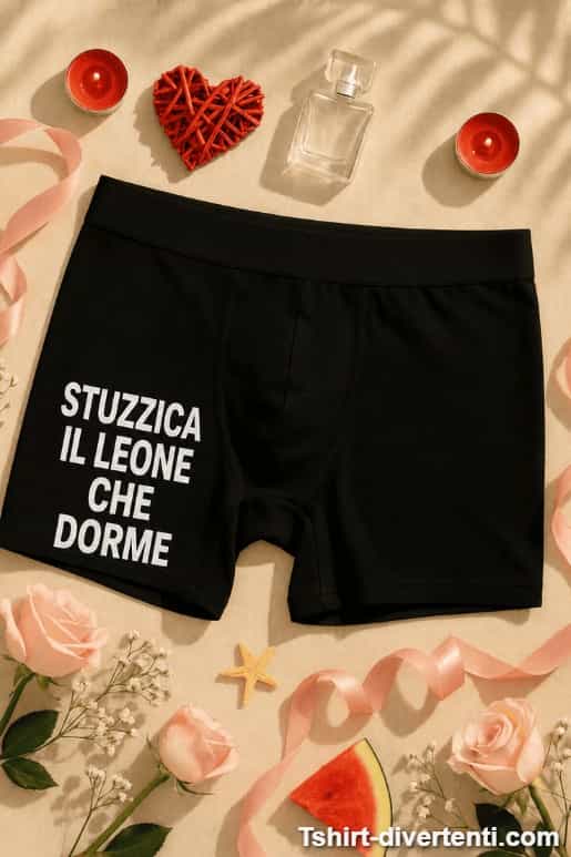 Intimo uomo divertente stuzzica il leone che dorme