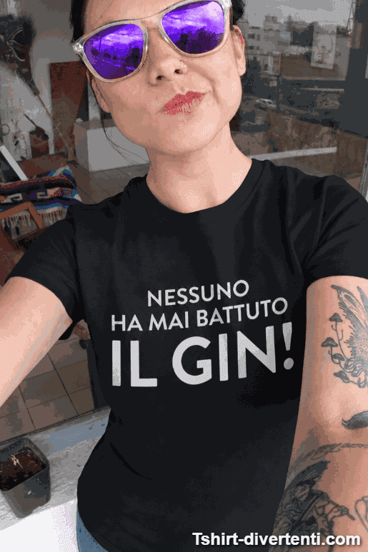 Maglietta divertente nessuno batte alcol a scelta