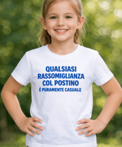 Maglietta bimbi divertente: Qualsiasi somiglianza col postino è puramente casuale