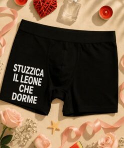 Intimo uomo divertente stuzzica il leone che dorme