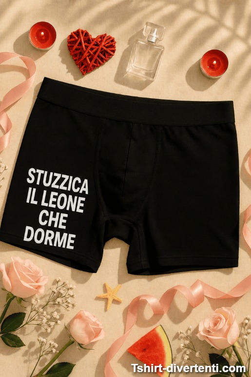 Intimo uomo divertente stuzzica il leone che dorme