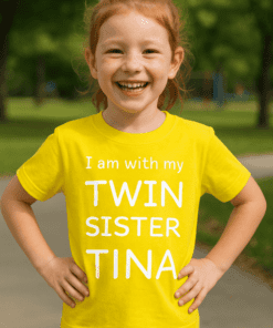 Maglietta per bambini I am with my twin sister con nome a scelta