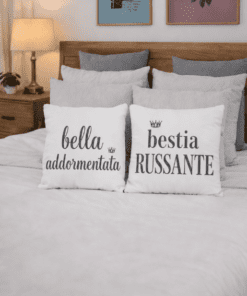 Cuscini di coppia bella addormentata e bestia russante