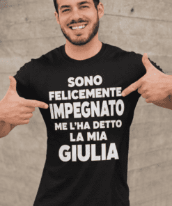 Maglietta divertente felicemente impegnato con nome a scelta