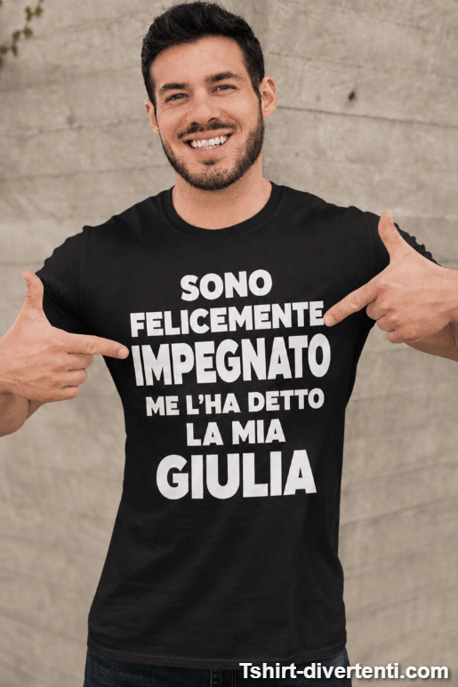 Maglietta divertente felicemente impegnato con nome a scelta