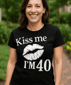 Maglietta divertente Kiss Me anno a scelta