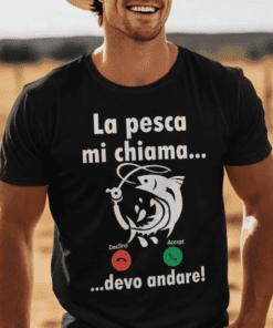 Maglietta divertente la pesca mi chiama