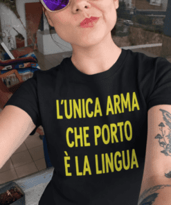 Maglietta divertente l'unica arma è la lingua