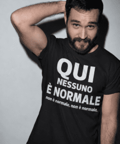 Maglietta divertente qui nessuno è normale