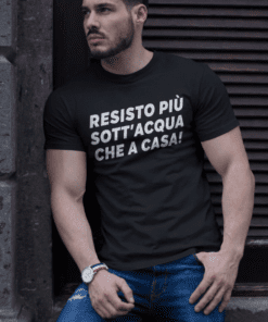 Maglietta divertente resisto più sott'acqua che a casa
