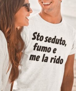 Maglietta divertente sto seduto fumo e rido