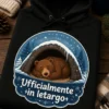 Hoodie con badge invernale con orso addormentato nella tana e slogan Ufficialmente in letargo