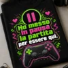 T-shirt gamer con la scritta Ho messo in pausa la partita per essere qui, icona pausa grande e controller in stile retro gaming
