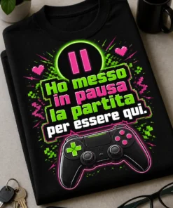 T-shirt gamer con la scritta Ho messo in pausa la partita per essere qui, icona pausa grande e controller in stile retro gaming