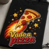 T-shirt con grafica cartoon di una fetta di pizza-razzo che decolla, con slogan Vado a pizza