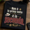 T-shirt con slogan Non è la prima volta: è la seconda. design tipografico western moderno con dettagli rodeo minimali