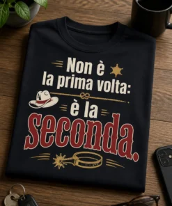 T-shirt con slogan Non è la prima volta: è la seconda. design tipografico western moderno con dettagli rodeo minimali