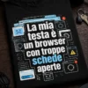 T-shirt con slogan in italiano “La mia testa è un browser con troppe schede aperte”, grafica umoristica tech con tab e finestre pop-up.