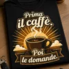 T-shirt caffè divertente con tazza fumante e scritta Prima il caffè. Poi le domande.