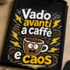 T-shirt con slogan Vado avanti a caffè e caos, tazza di caffè, fulmini e grafica energica per chi vive di caffeina e caos
