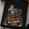T-shirt ciclismo con bici dinamica e slogan Pedala ora. Fai l’adulto dopo.