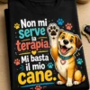 T-shirt con cane con slogan Non mi serve la terapia. Mi basta il mio cane., grafica colorata con cane cartoon e zampette