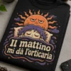 T-shirt divertente con sole grumpy che sorge dietro un volto assonnato e scritta Il mattino mi dà l’orticaria
