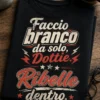 T-shirt con slogan Faccio branco da solo, Dottie. Ribelle dentro. design tipografico comedy, stile retrò minimal