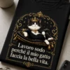 T-shirt con gatto sarcastico su cuscino regale, corona dorata e slogan in italiano sul lavoro per il benessere del gatto