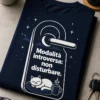 T-shirt introverso con scritta Modalità introversa: non disturbare e grafica door hanger notturna con luna e stelle