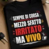 T-shirt ironica con slogan SEMPRE DI CORSA MEZZO SFATTO IRRITATO MA VIVO, design tipografico sarcastico per adulti