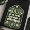 T-Shirt con grafica tag da viaggio, montagna e bussola, slogan “Se mi perdo, riportatemi in montagna”, stile outdoor forest green e cream.