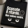 T-shirt nera con grafica minimal sarcastica e testo Scusate il ritardo. Non volevo venire. in bianco/crema con accenti grigi e faccina impassibile