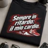 T-shirt con grafica tipografica energica e ironica con la scritta Sempre in ritardo: il mio cardio. in rosso e bianco, frecce di movimento e piccola sneaker