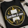 T-shirt simpatica da ufficio con la scritta Coordino il caos, badge corporate con clipboard, fulmini e tazza di caffè
