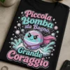 T-shirt con scritta Piccola Bomba da Bagno, Grande Coraggio e grafica simpatica di bath bomb coraggiosa, stile cartoon, colori pastello e contorni neri
