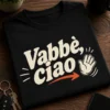 T-shirt con scritta Vabbè, ciao in stile tipografico minimal e sarcastico
