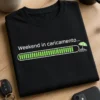T-shirt con grafica minimal tech: barra di caricamento al 99% e icona ombrellone, slogan Weekend in caricamento...