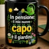 Tazza pensione giardino con slogan In pensione: il mio nuovo capo è il giardino e grafica divertente con annaffiatoio e foglie