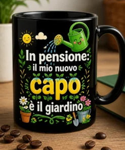 Tazza pensione giardino con slogan In pensione: il mio nuovo capo è il giardino e grafica divertente con annaffiatoio e foglie
