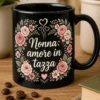 Mug regalo per nonna con scritta Nonna: amore in tazza, ghirlanda floreale delicata in stile cottagecore moderno, toni rosa e salvia
