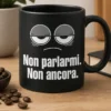 Mug minimal con occhi assonnati e scritta Non parlarmi. Non ancora. in bianco e grigio