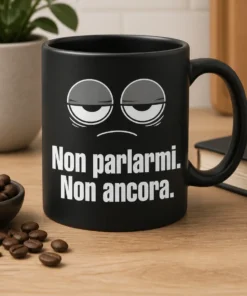 Mug minimal con occhi assonnati e scritta Non parlarmi. Non ancora. in bianco e grigio